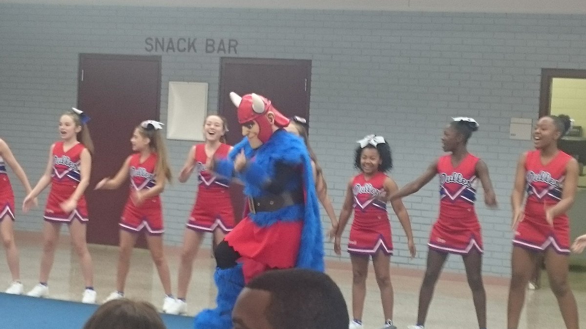 DMS_Vikings's tweet photo. DMS Cheerleaders and Victor the Viking Welcoming Back the Staff! https://t.co/MOuddhcfkh