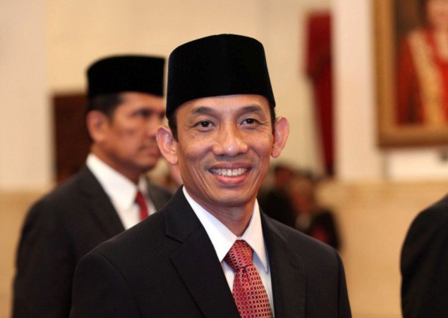 RadioElshinta's tweet photo. Presiden Joko Widodo secara resmi memberhentikan Arcandra Tahar dari jabatannya sbg Menteri ESDM. Komentar Anda? https://t.co/AlIcJLlVG8