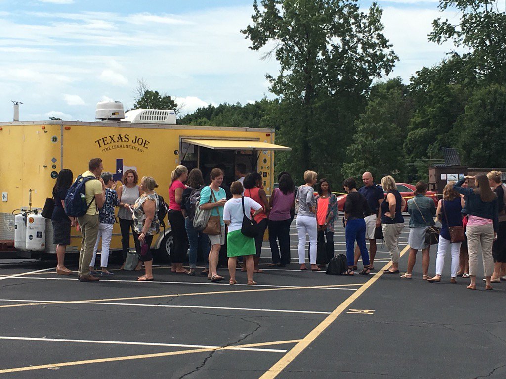 KarenNaberMEd's tweet photo. Texas Joe is a popular truck outside @SycamoreSchools. Teachers appreciate their choices. Cash or credit. #sycpd2016 https://t.co/vKs4tWsjYw