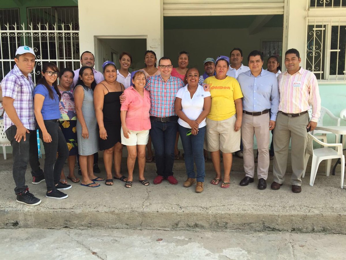 soto_arma's tweet photo. Con nuestro Coordinador Nacional @alejandroxs Gira de trabajo en comedores comunitarios de Acapulco  @VRubioMarquez https://t.co/XFfLlgydBp