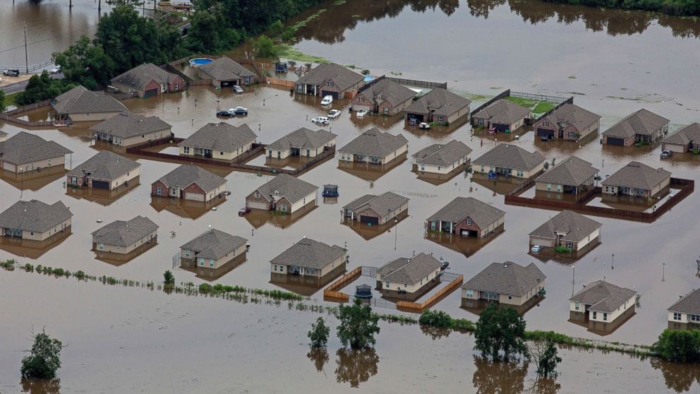 350's tweet photo. Climate change at work -- over 20,000 people rescued in Louisiana after historic flooding https://t.co/IJXJ2xLTwL https://t.co/cTGBR8fcDL