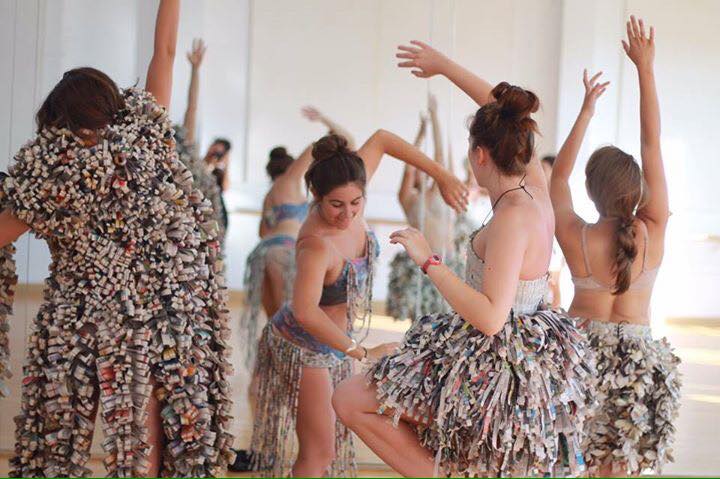 MBdanse's tweet image. 12 robes de papier portées par 12 artistes en danse @festmodedesign Ce jeudi 18h45 scène MAD facebook.com/events/5453458…