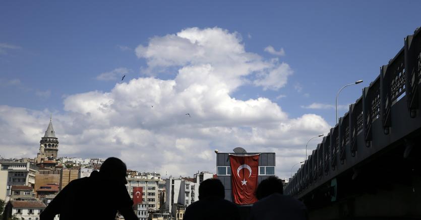 sole24ore's tweet image. Turchia, attacco a una stazione di polizia: morti due ufficiali e un bimbo dlvr.it/M2bWvQ