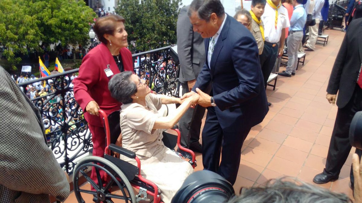 ElCiudadano_ec's tweet photo. Presidente @MashiRafael participa del tradicional #RelevoDeGuardia en la Plaza de la Independencia #Quito https://t.co/LJ5nKT4FBr