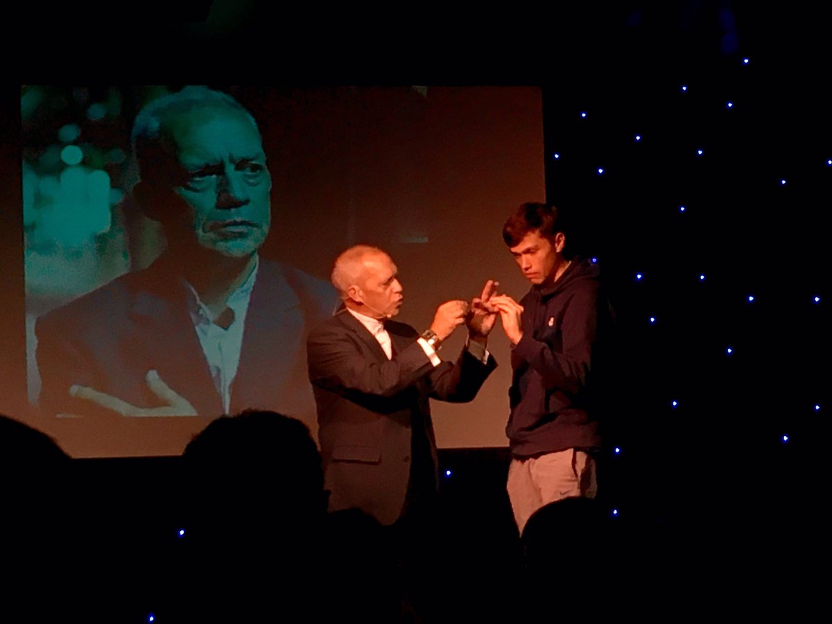 EntertainersElf's tweet photo. #MyLifeIn @lemondehotel @drewmcadam #edfringe2016 Mind boggling. How does he do that???https://t.co/y6ulFkEdex https://t.co/anioH3H5Kd
