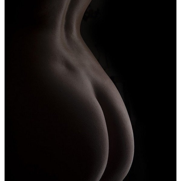 Mo(o)nday vibes 🌒 A beautifully lit photo of my #derrière by Tim Bircher. #bodyscape #curves #femaleform