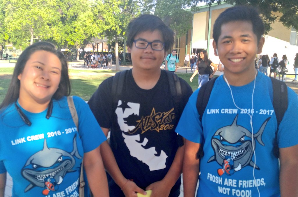 MommaLoew's tweet photo. FABULOUS Link Leaders helping freshman @HooverPates #FresnoReady #FresnoFirstDay https://t.co/tUqucjr862