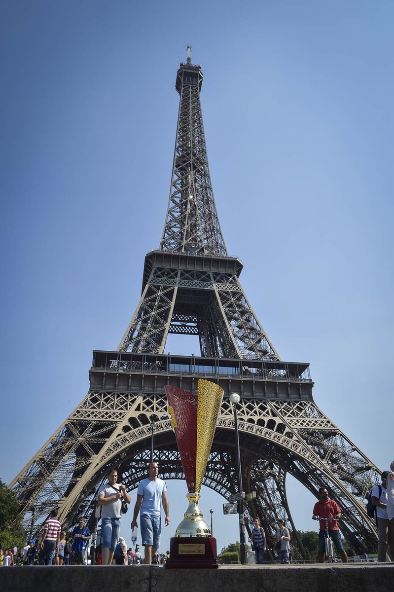 OfficialASRoma's tweet photo. Visita a #Parigi per la Primavera #ASRoma dopo la conquista della Peronne Cup https://t.co/ffdRaJT12Q