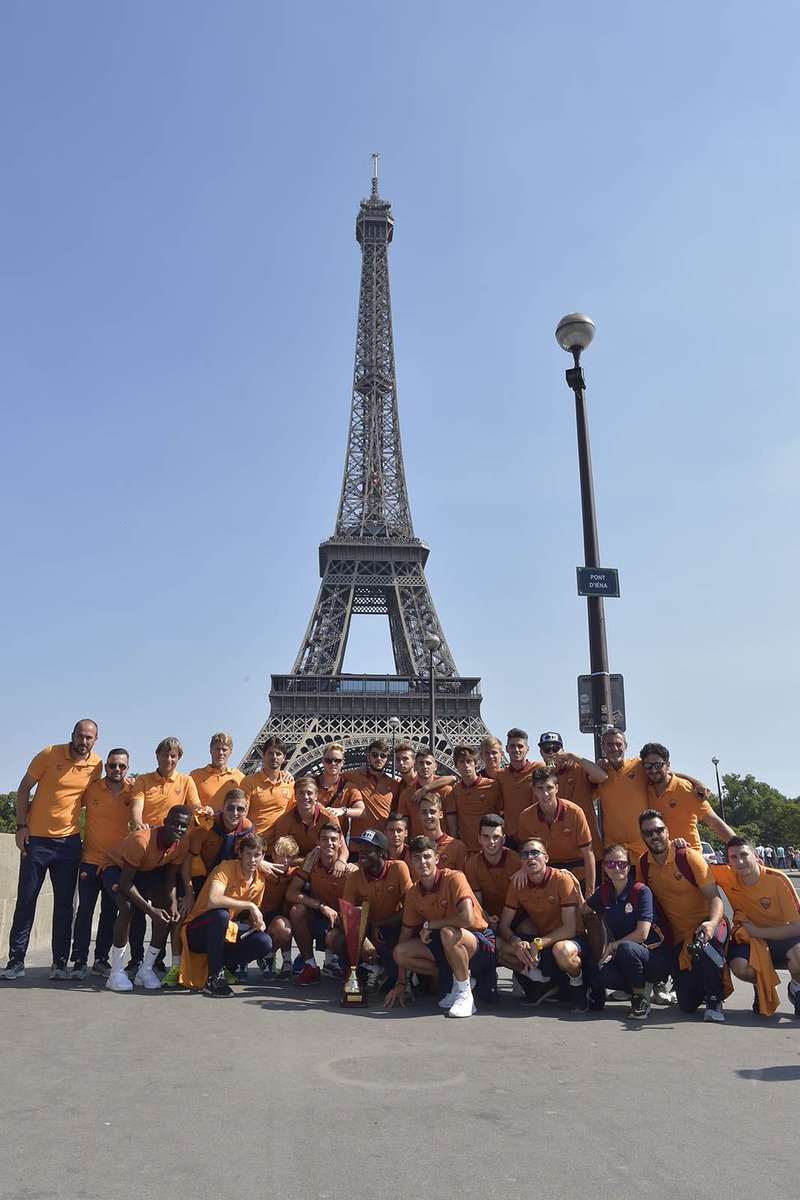 OfficialASRoma's tweet photo. Visita a #Parigi per la Primavera #ASRoma dopo la conquista della Peronne Cup https://t.co/ffdRaJT12Q