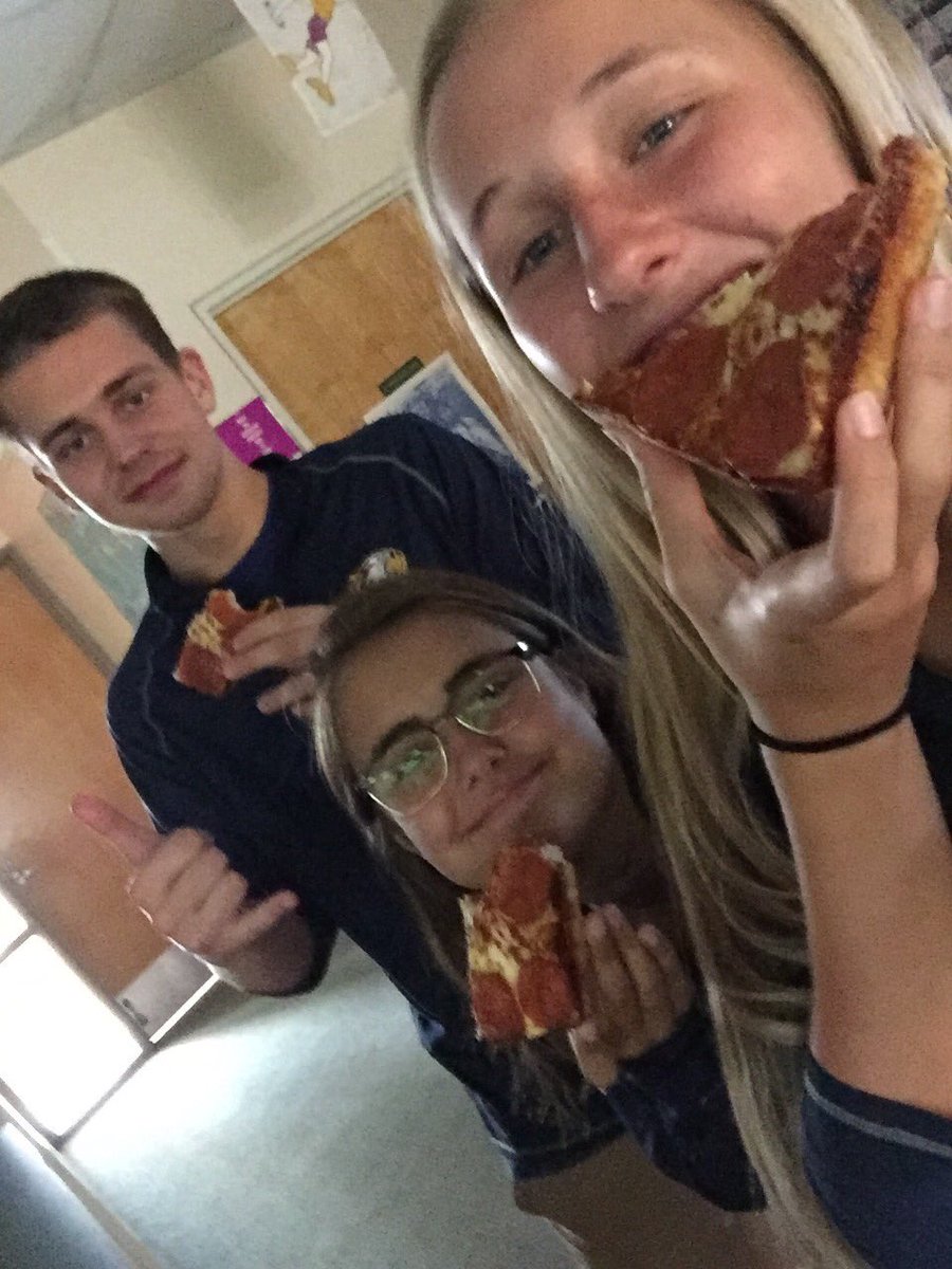 RFHS_STT's tweet image. Middle schoolers grab your iPads today!!!! Tech team rollout today was great🍕🍕 #thanksforpizzachapin