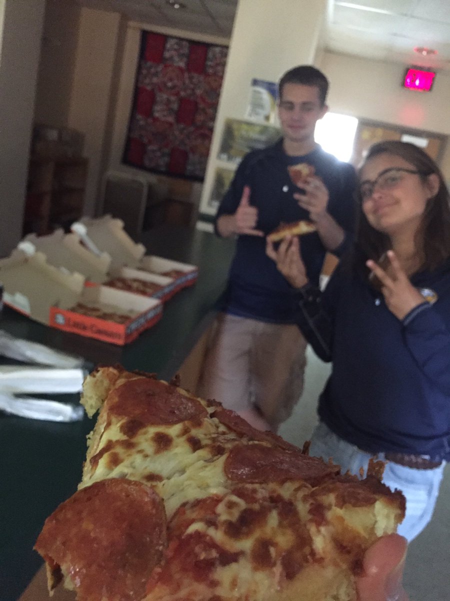 RFHS_STT's tweet image. Middle schoolers grab your iPads today!!!! Tech team rollout today was great🍕🍕 #thanksforpizzachapin