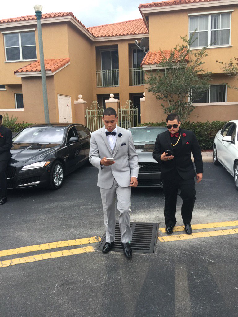 Esco_disco3's tweet photo. #ThrowbackToProm @Whos_alex__ 😈🤘🏽 https://t.co/w0WL9PcmQl