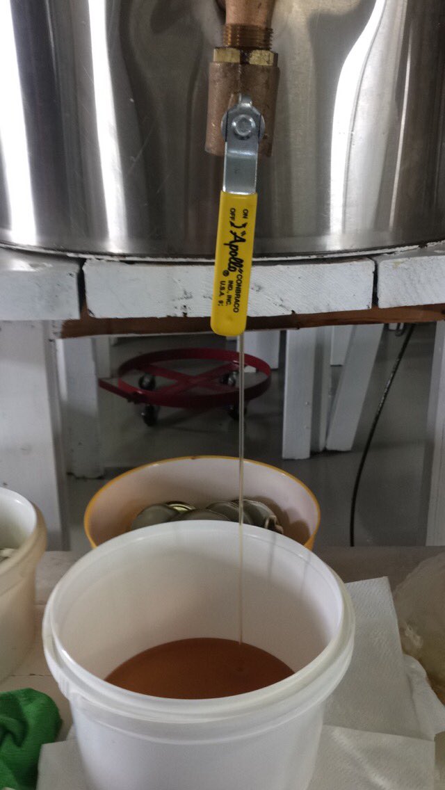 hallkr14's tweet photo. Thanks @OspreyBeekeeper for letting me come hang out for the afternoon! #beekeeperintraining #bees #alwayslearn https://t.co/UwFfKNgieI