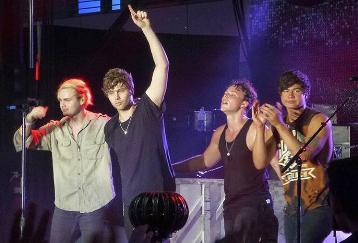Jocelyn_Jenner's tweet photo. Michael: damn, im so hot
Luke: idc, im drunk
Ash: Im an unicorn dancin' on the rainbow
Calum: ok, I don't know them https://t.co/g307KUXj36