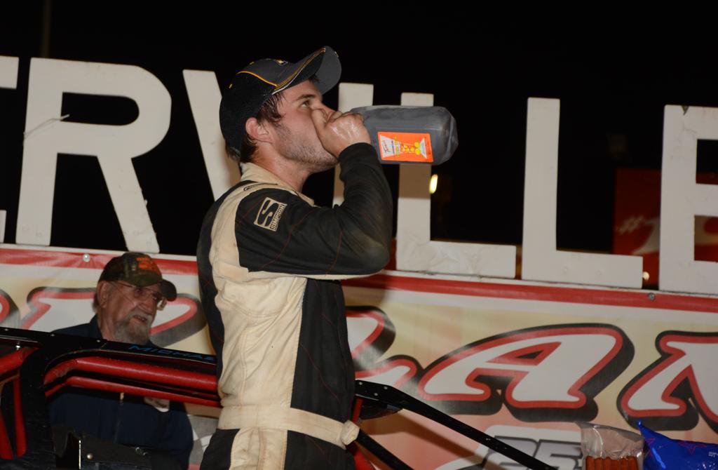 Lernerville's tweet photo. Looks like @carlbowser and @madmike72_ were thirsty after their wins Friday Night! @TurnersPremiumT #TeaChug https://t.co/XKVl8x44gW