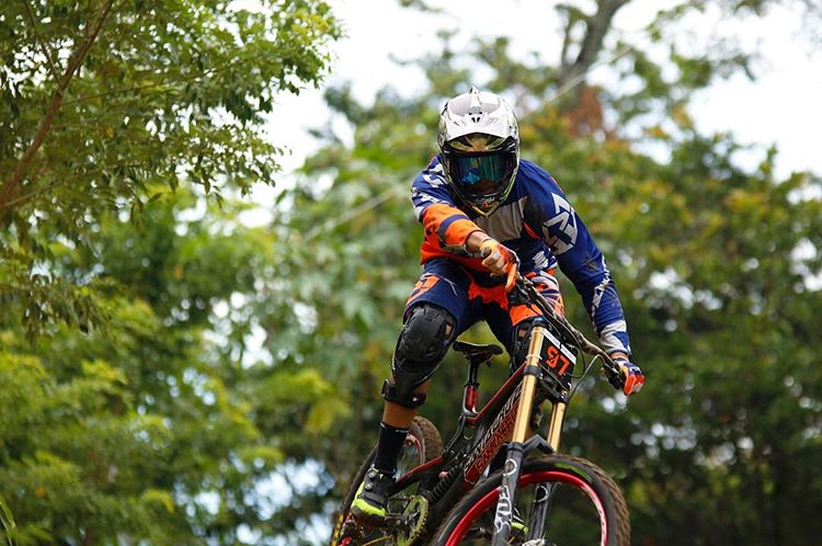pod_active's tweet image. @josepena97  relies on his K8&apos;s to keep him on the bike.
#podactive #protectionondemand #downhillmtb #mountainbiking