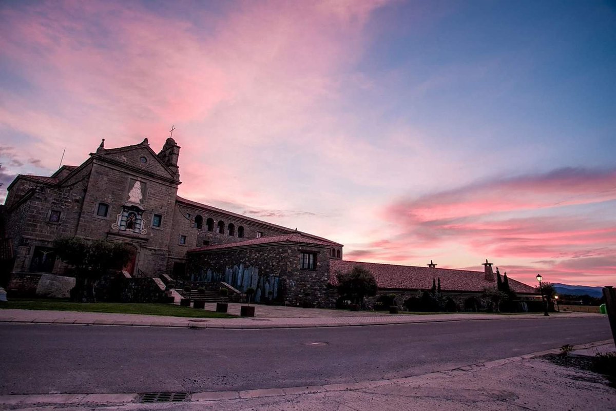 exploragrapher's tweet photo. Sunrise at the Boltana Monastery Hotel. #sunrise #boltana #monasteriodelboltana #exploragrapher #travelpics https://t.co/ySoyjv3jQ1