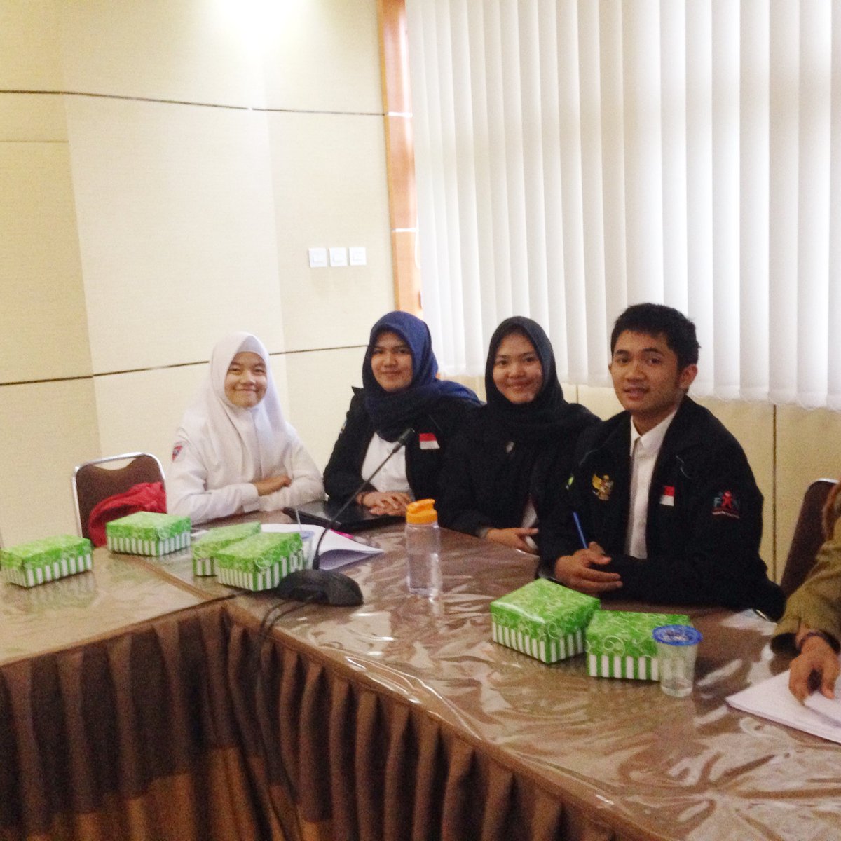 (4) Melalui diskusi dari berbagai segi, Pesan Anak langsung disampaikan dipertemuan kemarin.