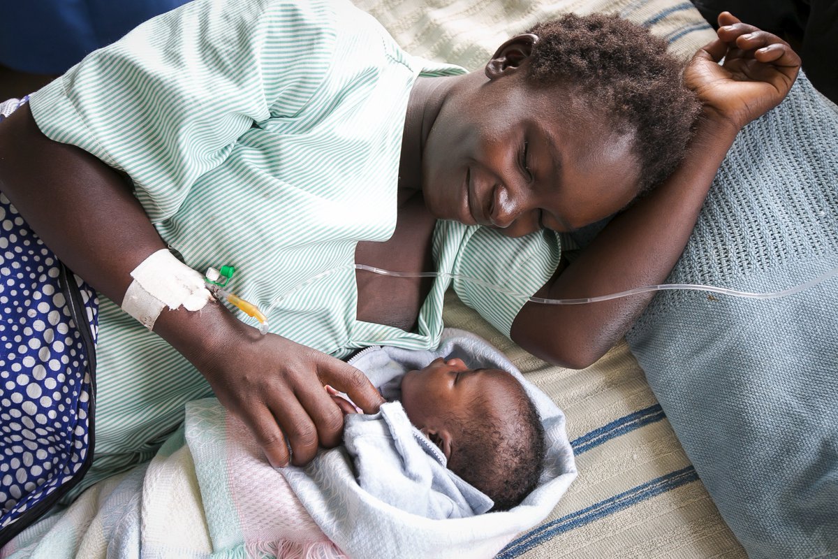 GlobalWACh's tweet photo. With a mother at #MobileWACh XY in Bondo, Kenya. Where healthy nutrition happens every day. #NBM16 #breastfeeding https://t.co/N6UYoUc00k
