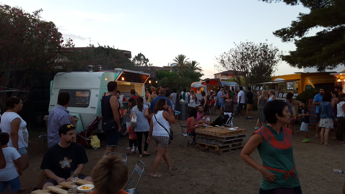 Avui toquem a la foodgoneta del alberg de Sant Salvador a El Vendrell. Quin ambient! <a href="/YogaFlameBand/">Yoga Flame</a> ja hi són!
