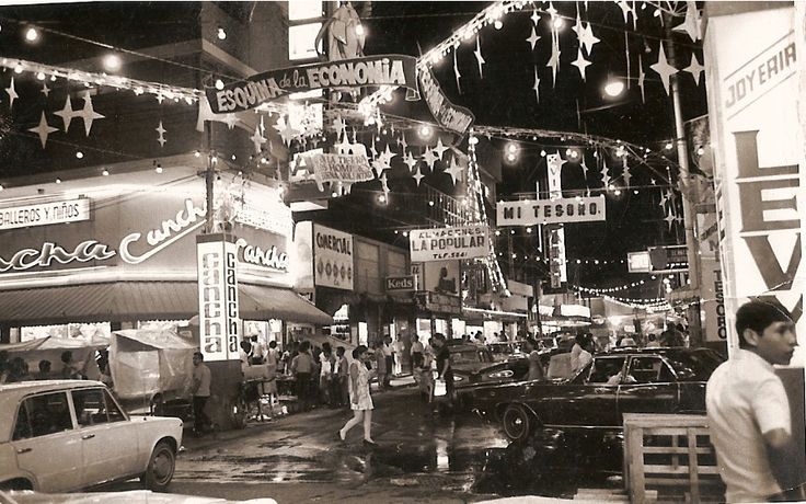 MarketingMcy's tweet image. Vista de Maracay en una noche de diciembre de 1970. Cruce Calle Miranda con Calle Pérez Almarza (hoy boulevard)