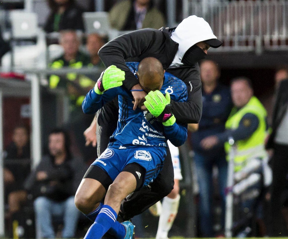 oliverstrige's tweet photo. Vilken jävla idiot, han sprang in på plan och attackera Keita. Hoppas allt är bra kompis🙌🏽 https://t.co/0YrgICdQa0