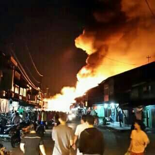 Damkar_TPI's tweet photo. Kebakaran di Jl.pasar berdikari ,kijang. https://t.co/Vb4HsHV9a9
