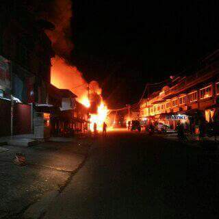 Damkar_TPI's tweet photo. Kebakaran di Jl.pasar berdikari ,kijang. https://t.co/Vb4HsHV9a9