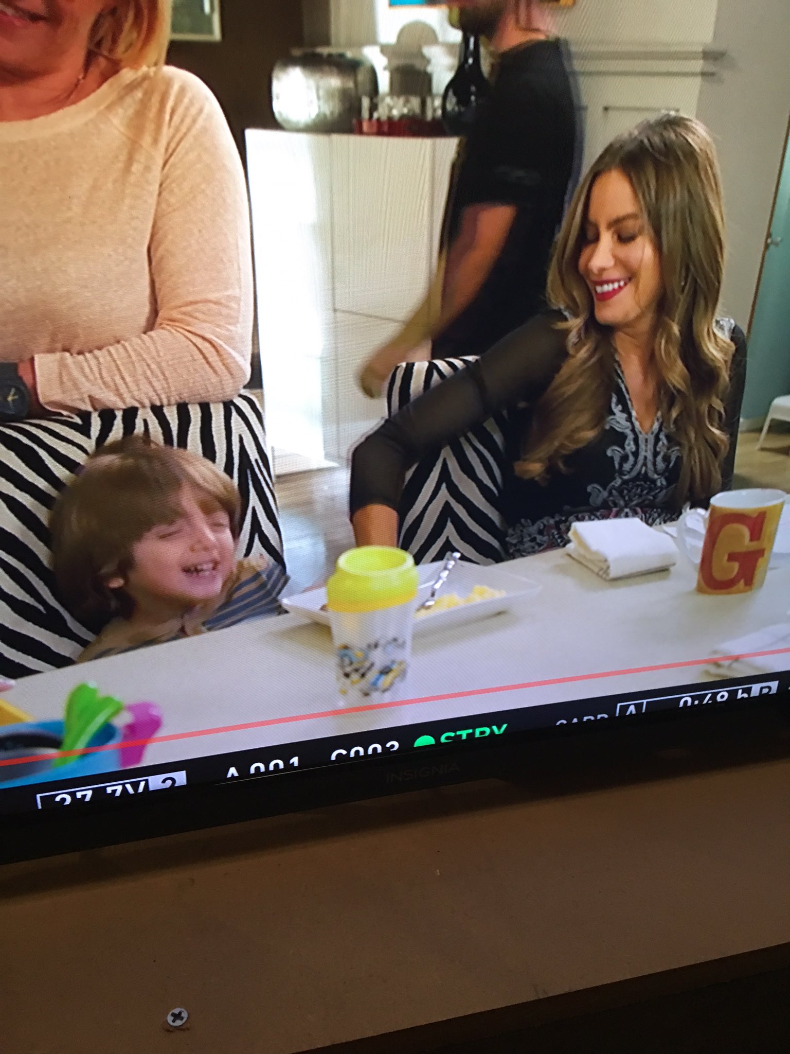 Jeremy Maguire on X: Tickles between takes! @SofiaVergara Happy Monday!  Have a great work week! #tvmom #sheswonderful #modernfamily  t.coHjuHcvRvsw  X
