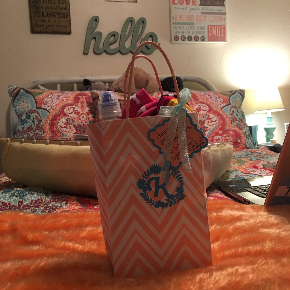 okkate_robinson's tweet photo. Need to do laundry + 1st day homework=Break into the sweetest care package from my amazing mom #firstdaytraditions https://t.co/6fJA9yBRO3