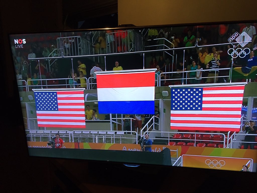 Sanne Wevers, hoe knap?! Het Wilhelmus toch gehoord in de turnhal.