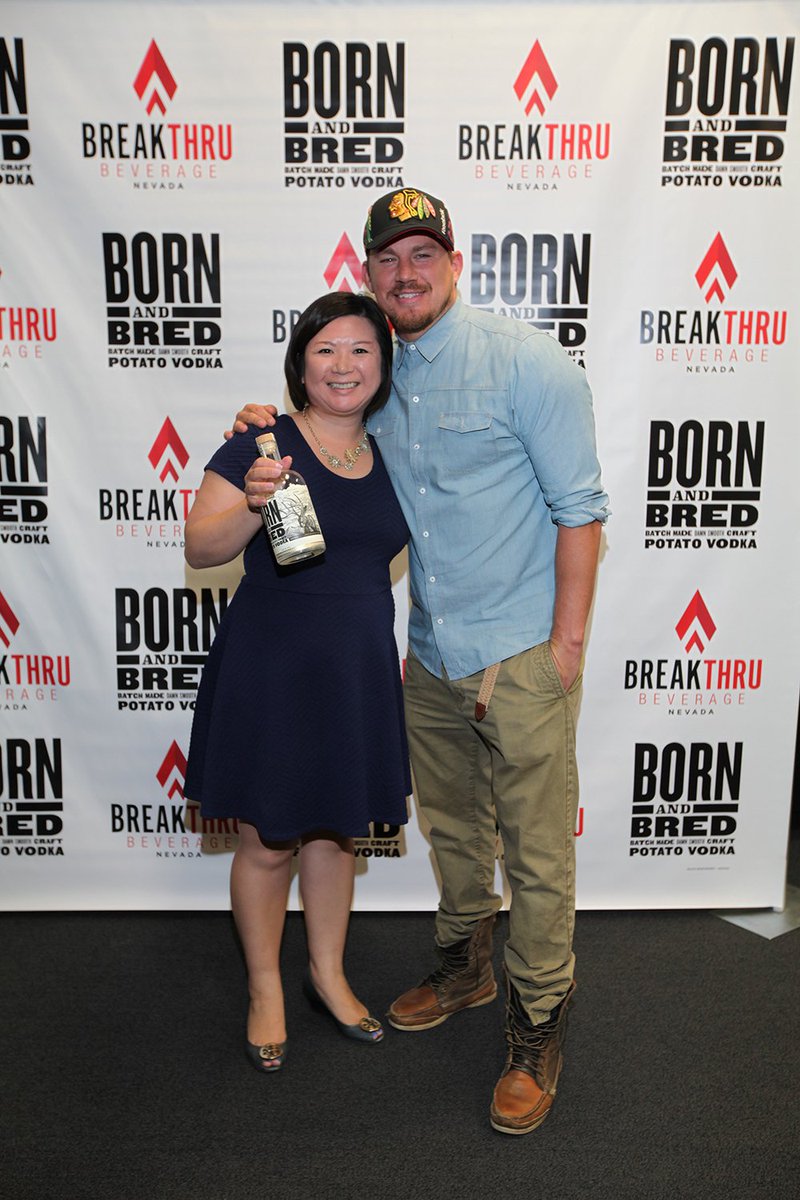 NHLBlackhawks's tweet photo. Hey @channingtatum - dig the hat! @bornandbred https://t.co/CSQc7hQo64