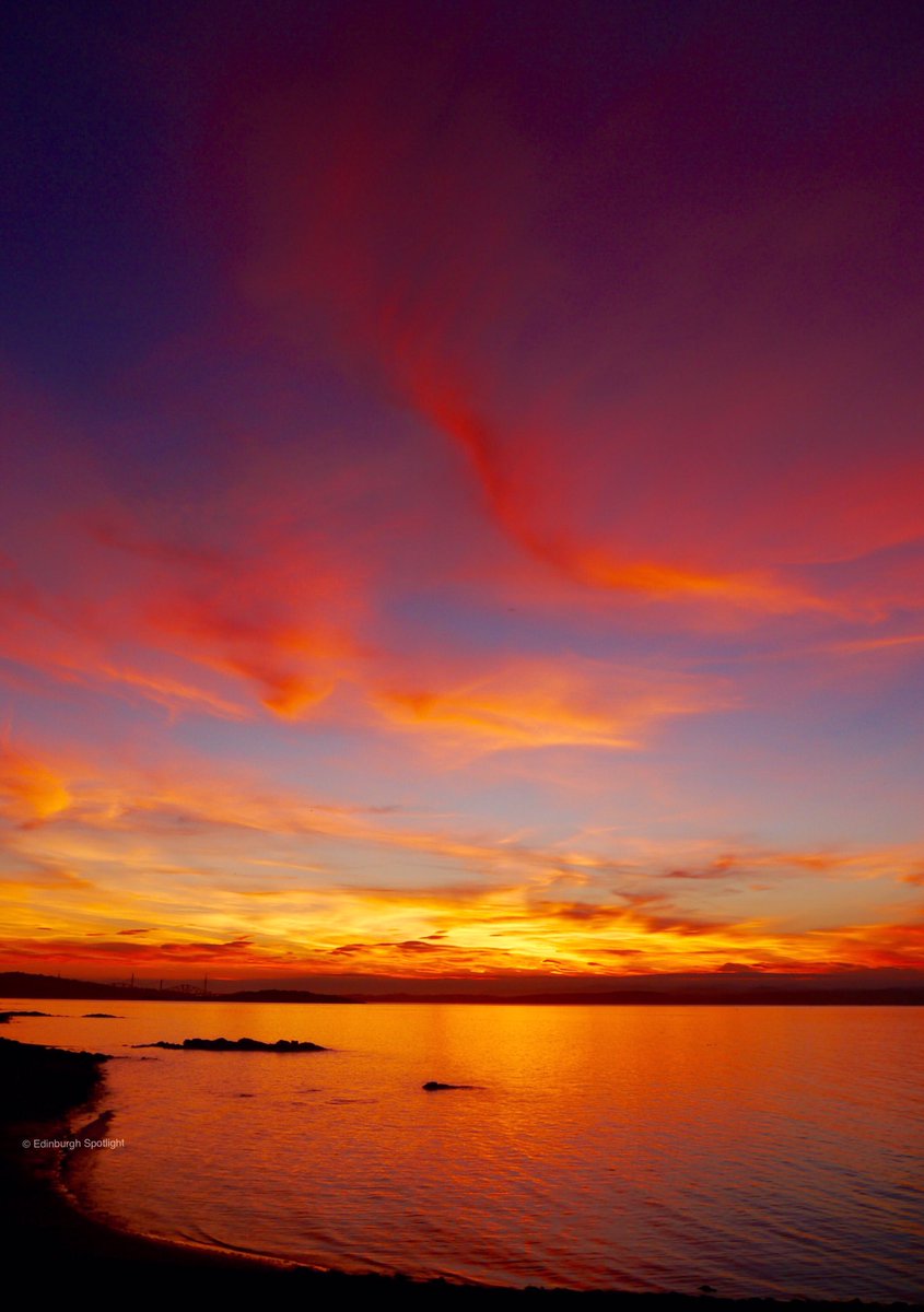 edinspotlight's tweet image. Tonight's sunset. Edinburgh, take a bow