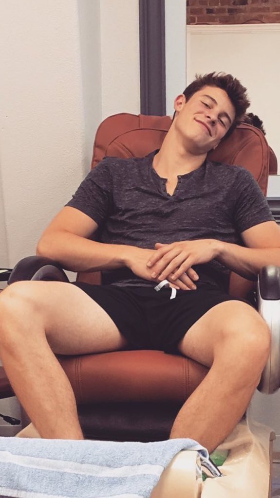 aIIinyou's tweet photo. Person: Shawn is so gay he cant even sing
Shawn: I can make your girl scream my name louder just by hitting "follow" https://t.co/NBotEQy7uY