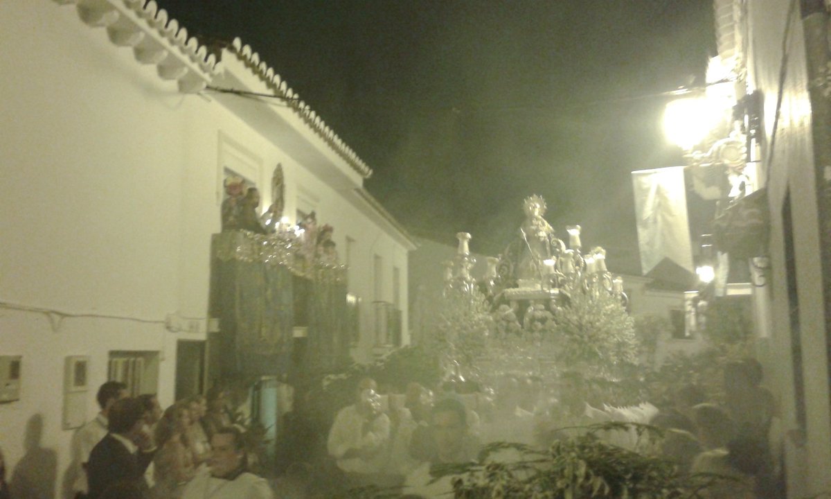 Discurre el cortejo por la calle Lomillas. #CruzDeBenalmádena