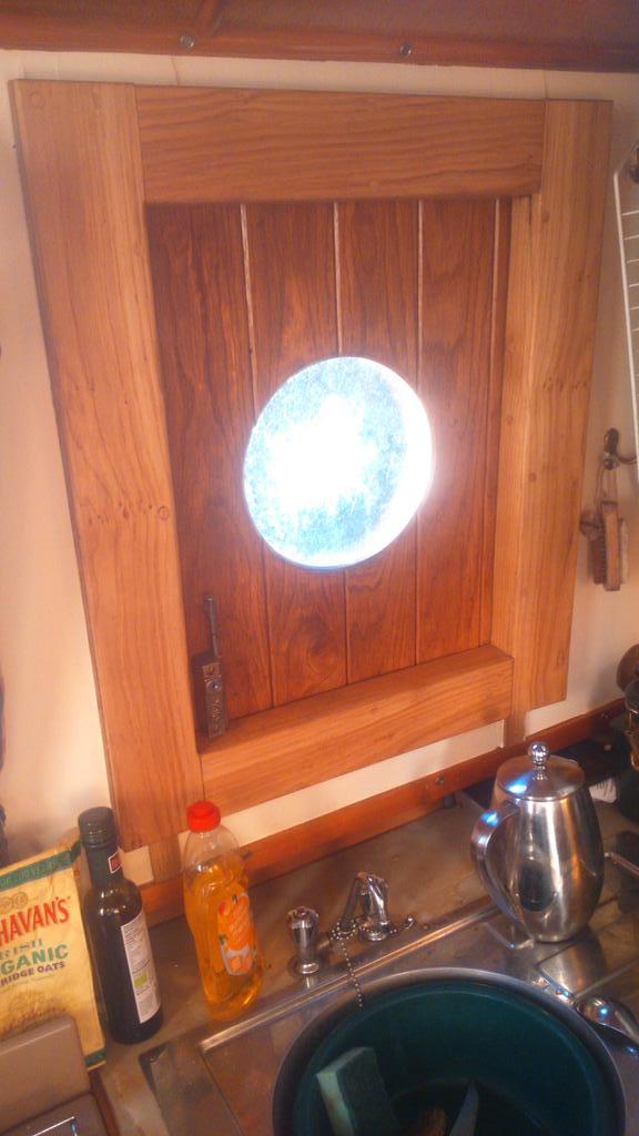 nbMiracle's tweet photo. Accidentally caught #thegoldenhour sustainable oak hatch &amp; new paint colour looks good! #boatlife #photography https://t.co/vNcFrF6tiZ