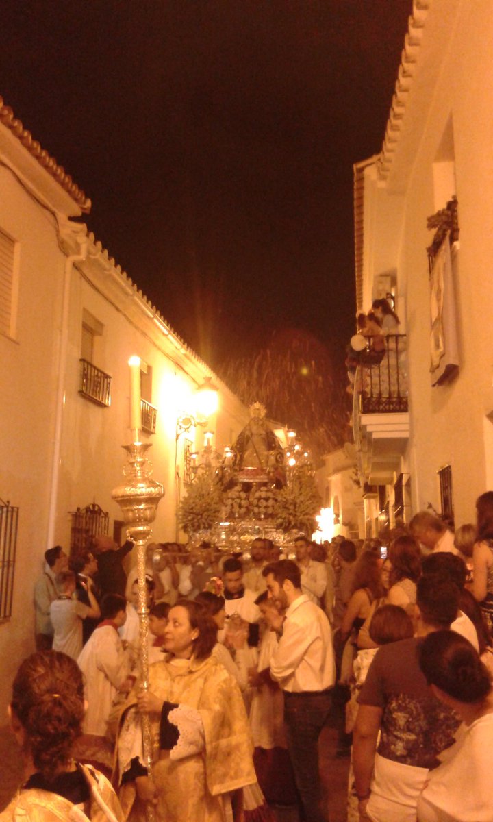 Una petalada recibe a la Señora en calle Álamos. #CruzDeBenalmádena