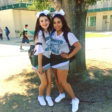 HHSPatesCheer's tweet photo. Amy&amp;Estrella💚📣💕 #LiLnBig #HHSPatesCheer #1stDay https://t.co/0ayH2LaRgH