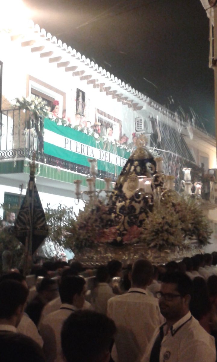 Suena "Pasan los Campanilleros" y una lluvia de pétalos le caen a la que es puerta del cielo. #CruzDeBenalmádena