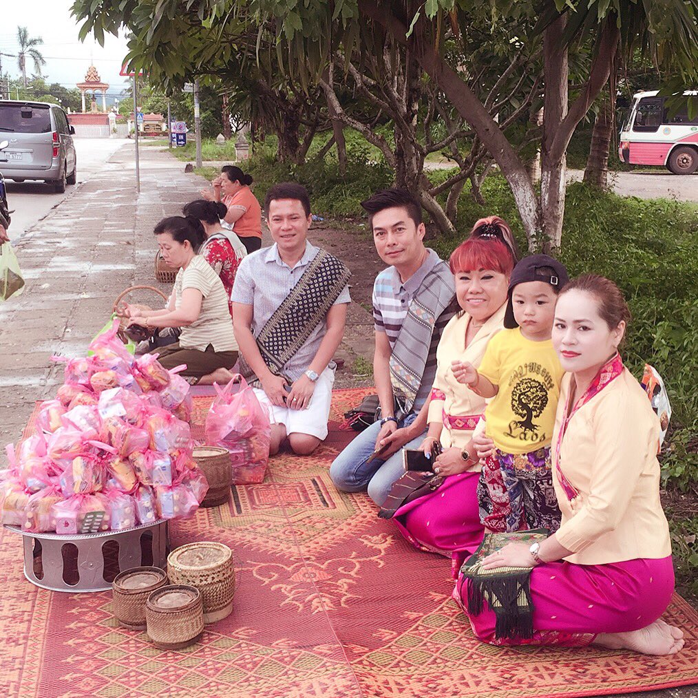 Hd180858's tweet photo. ไช่บาตข้าวเหนียวที่หลวงพระบาง https://t.co/VYjQNMY8PU