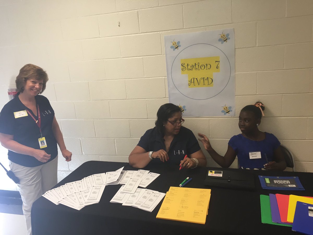 lonniebnelson's tweet photo. @LBNEAVID @AVIDEasternDiv student helpers are leading the way #Buzzin https://t.co/Ld4dmcw3U9