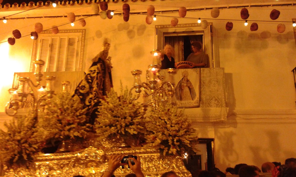 Llega la Virgen de la Cruz a la plaza de Andalucía. #CruzDeBenalmádena