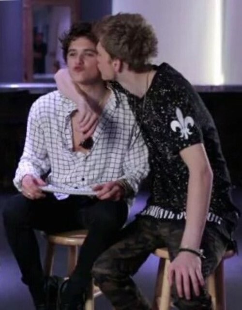 brsdfabul's tweet photo. i love you tris. https://t.co/dwcTgnb5LJ