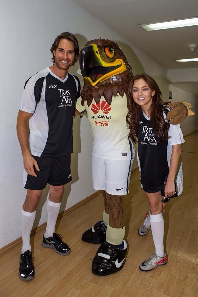 TVSERIESCINEFAN's tweet photo. Amor&amp;Complicidad de @Anboy88 @sebastianrulli 💑en @EstadioAzteca y elenco #3VecesAna Cascarita y Firma de Autógrafos https://t.co/bnX1WAhVZd