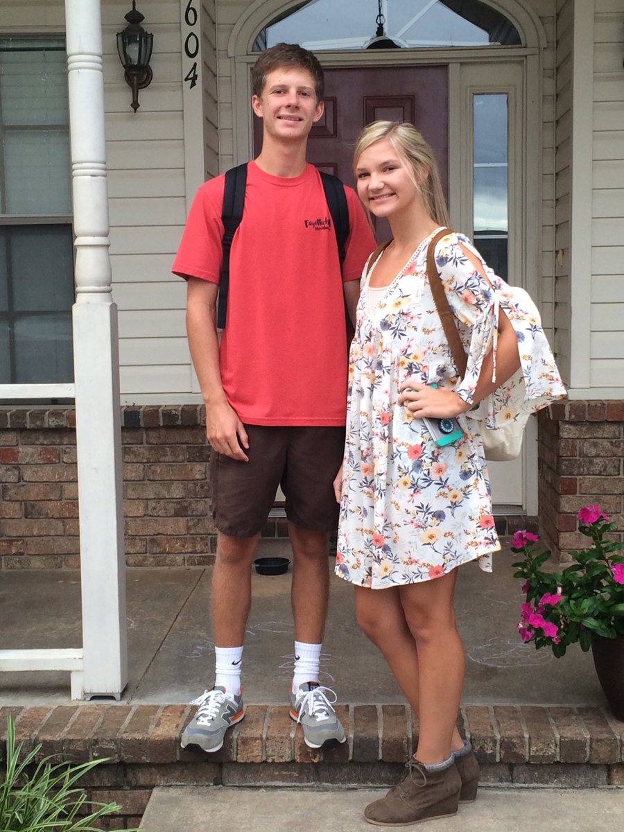 Joanypo's tweet photo. VBHS senior and sophomore. #firstdayVB https://t.co/HpG30Z6RJ8