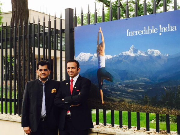 notonlyraj's tweet photo. एम्बेस्डरले यो फोटो खिचेर टविटरमा राख्नु भाको रहेछ
Pic1-Ambassador with fake photo
Pic2-Real Annapurna
#RemovePhoto https://t.co/OAsl1L6HUE