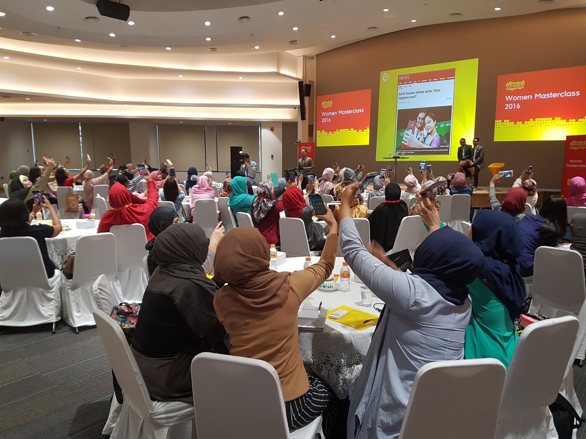 StellaSeptania's tweet photo. Seruuuu!!! Selfie tips n trick by @uliherdinansyah @bayuoktara @HilbramDunar at @IM3Ooredoo #WomenMasterClass https://t.co/jyTbNYZEpI