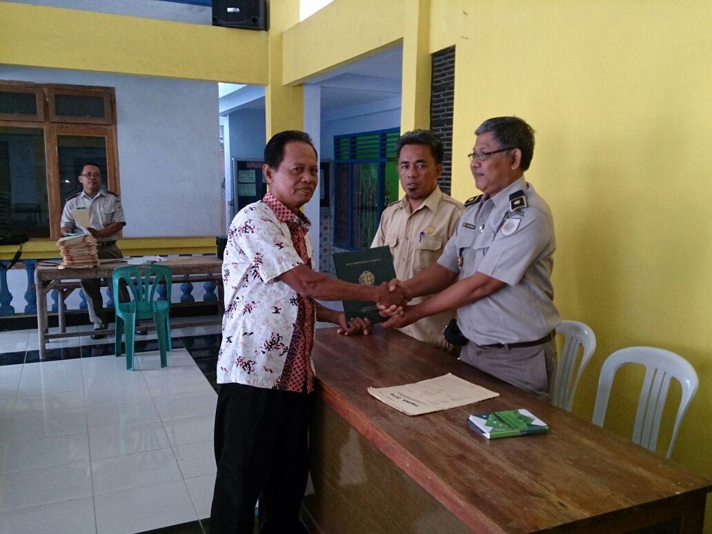 atr_bpnponorogo's tweet photo. Penyerahan sertipikat #PRONA2016 di Ds. Jenangan, kec. Jenangan, @atr_bpn Ponorogo. https://t.co/IDIoopFI5v