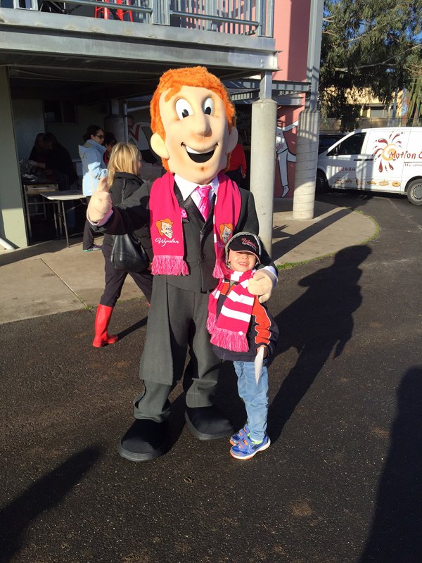 Wynstan's tweet photo. We had a great time with @sydneyswans over the weekend at the Sydney Swans Fan Day in Melbourne! https://t.co/elIyV6nNZD