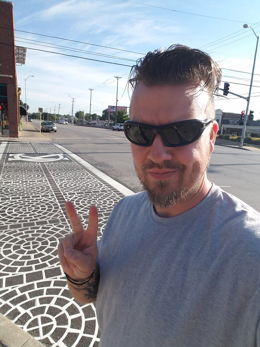 TheJBinKC's tweet photo. Got that #KCMOSelfie action at the 75th &amp; Wornall crosswalk https://t.co/zSCfjEp9m5